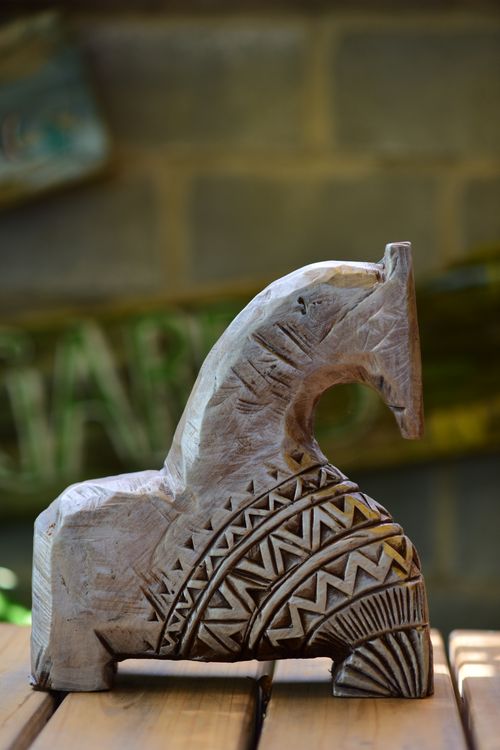 Free Artistic wooden horse sculpture with geometric patterns, captured in natural daylight. Stock Photo
