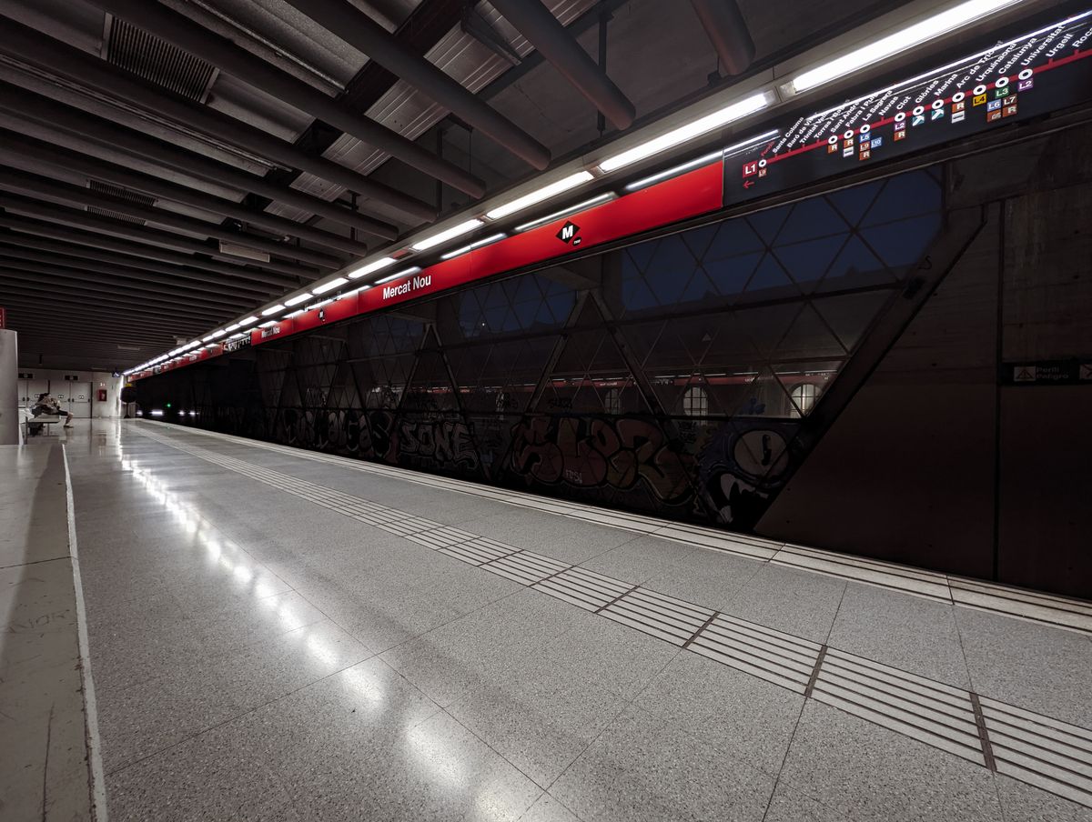 Peron gol de metrou in statia Mercat Nou din Barcelona