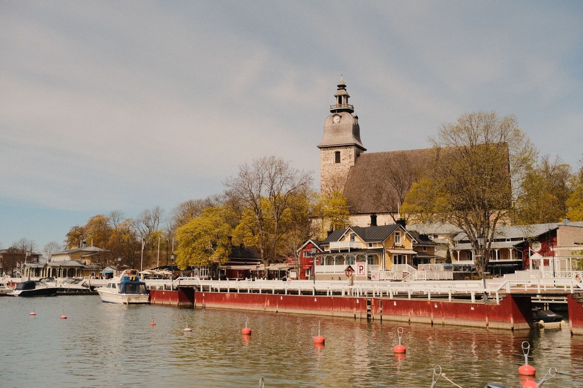 Faleza și biserica din Naantali, Finlanda