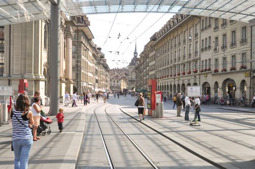 Free Vibrant street scene in Bern, Switzerland showcasing historic architecture and bustling city life. Stock Photo