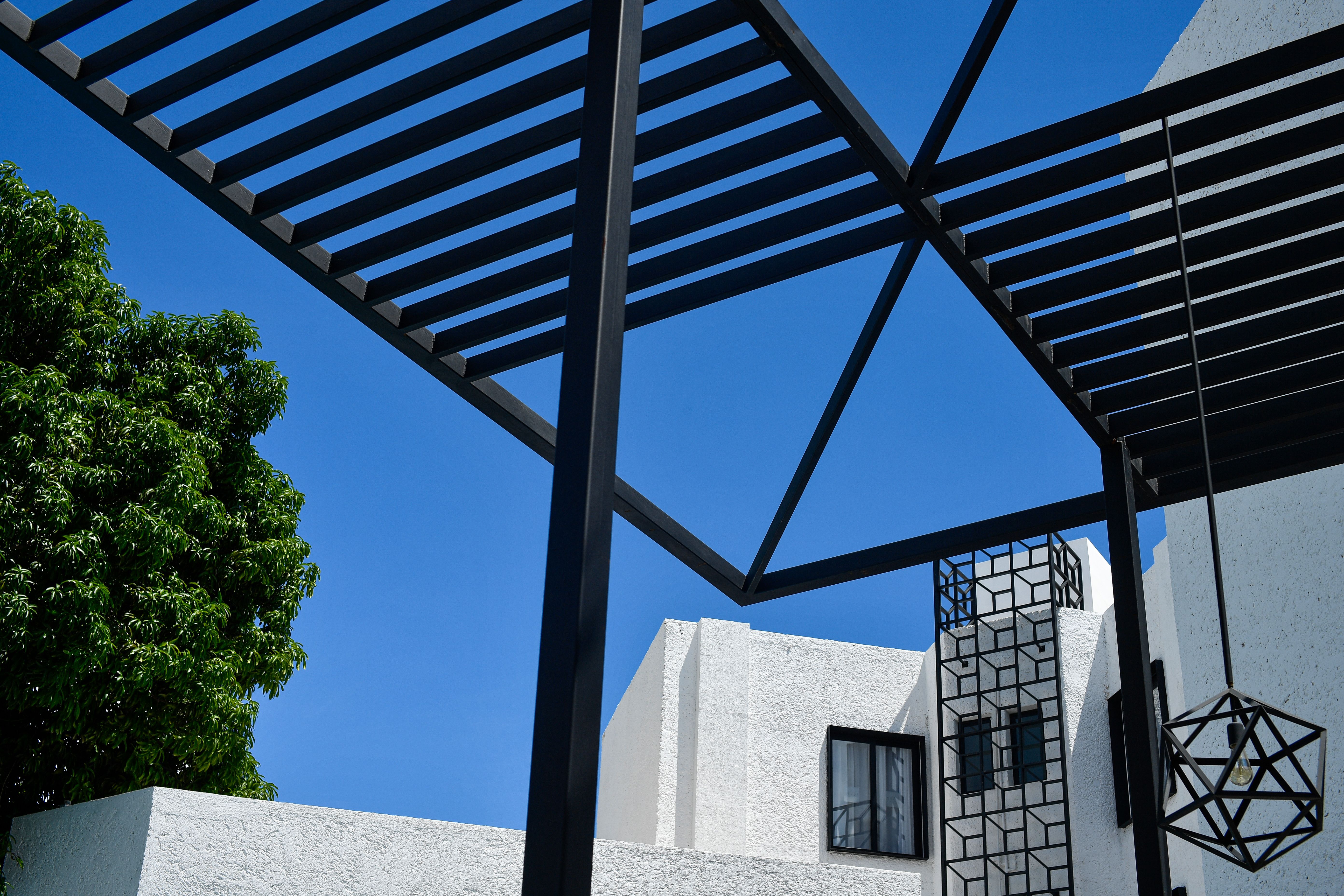 Eigentijdse pergola met elegante schaduwpatronen.