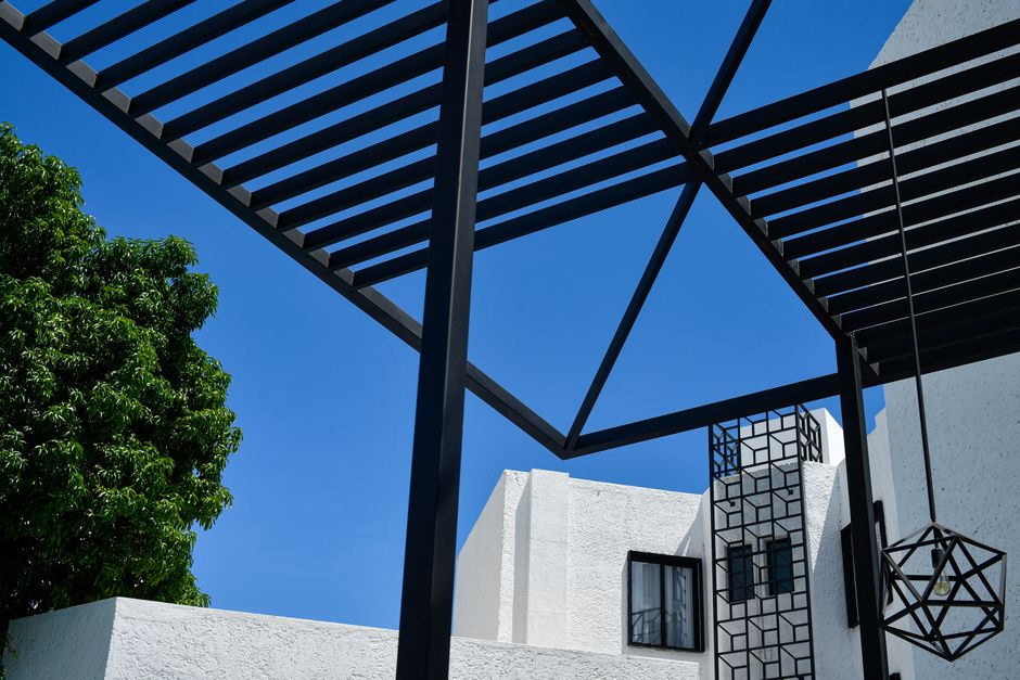 Eigentijdse pergola met elegante schaduwpatronen. Eigentijdse pergola met elegante schaduwpatronen.