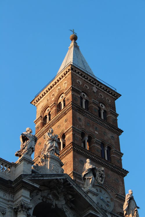 Antiga Torre Da Famosa Igreja Católica Decorada Com Esculturas