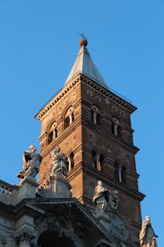 蔚蓝的天空下，历史悠久的教堂塔楼和雕像构成壮丽景色