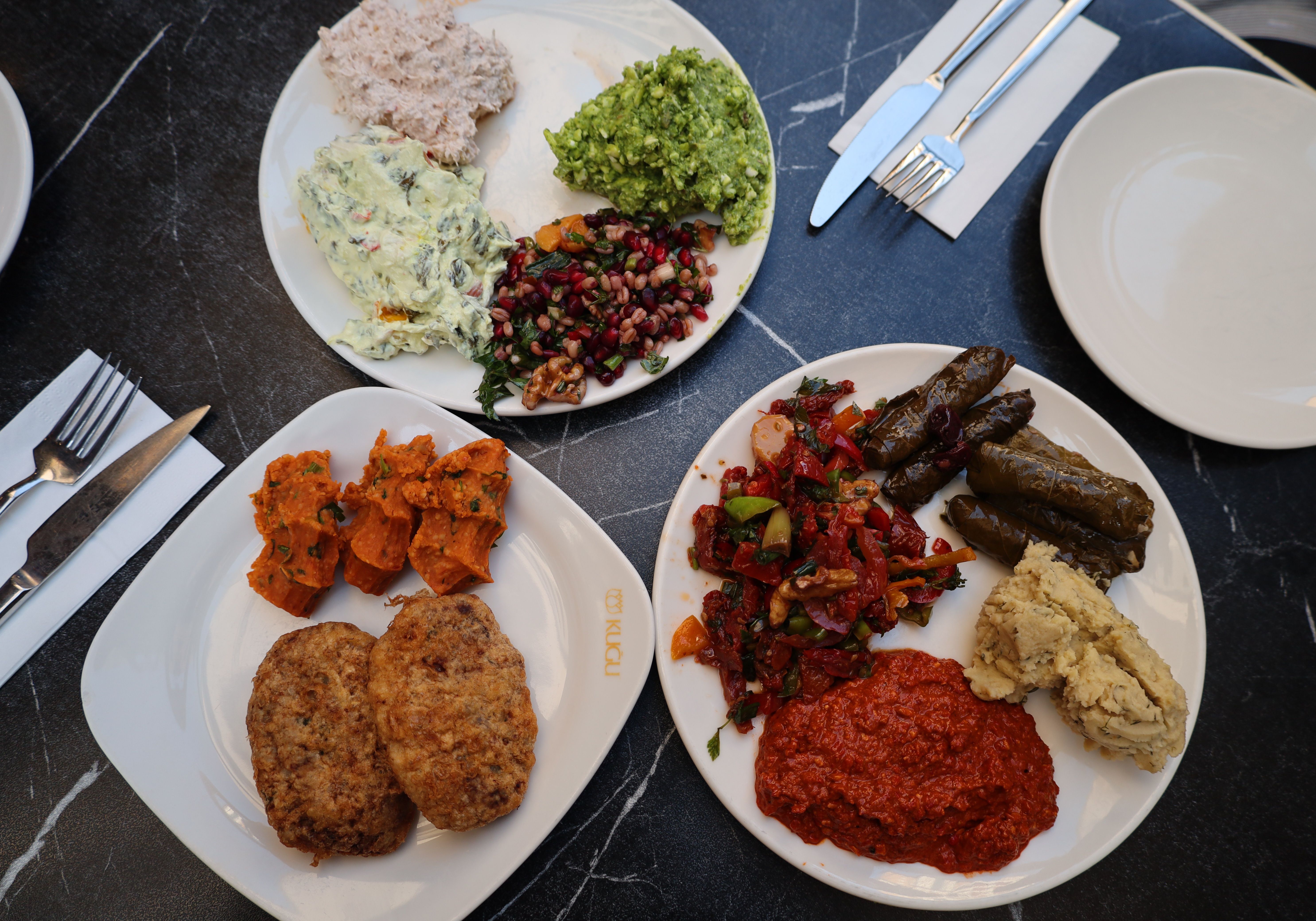 Mixed plate with protein, vegetables, and carbohydrates showing foods that digest at different rates