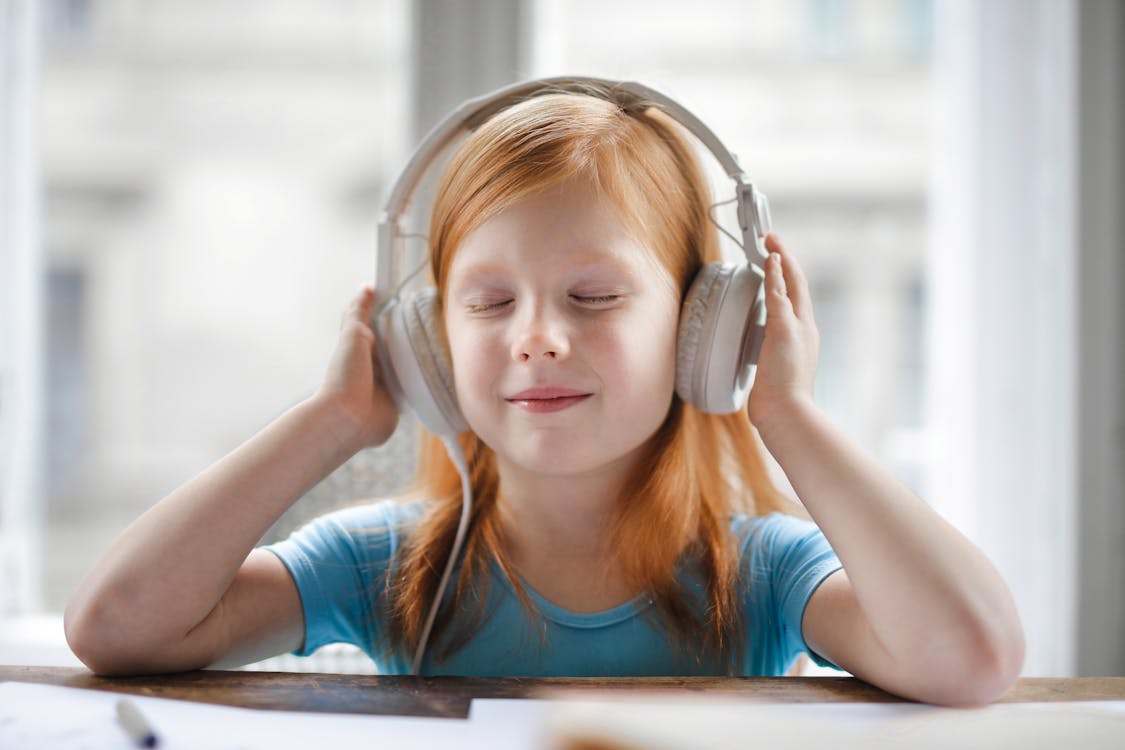 無料 音楽を聴いている女の子の写真 写真素材