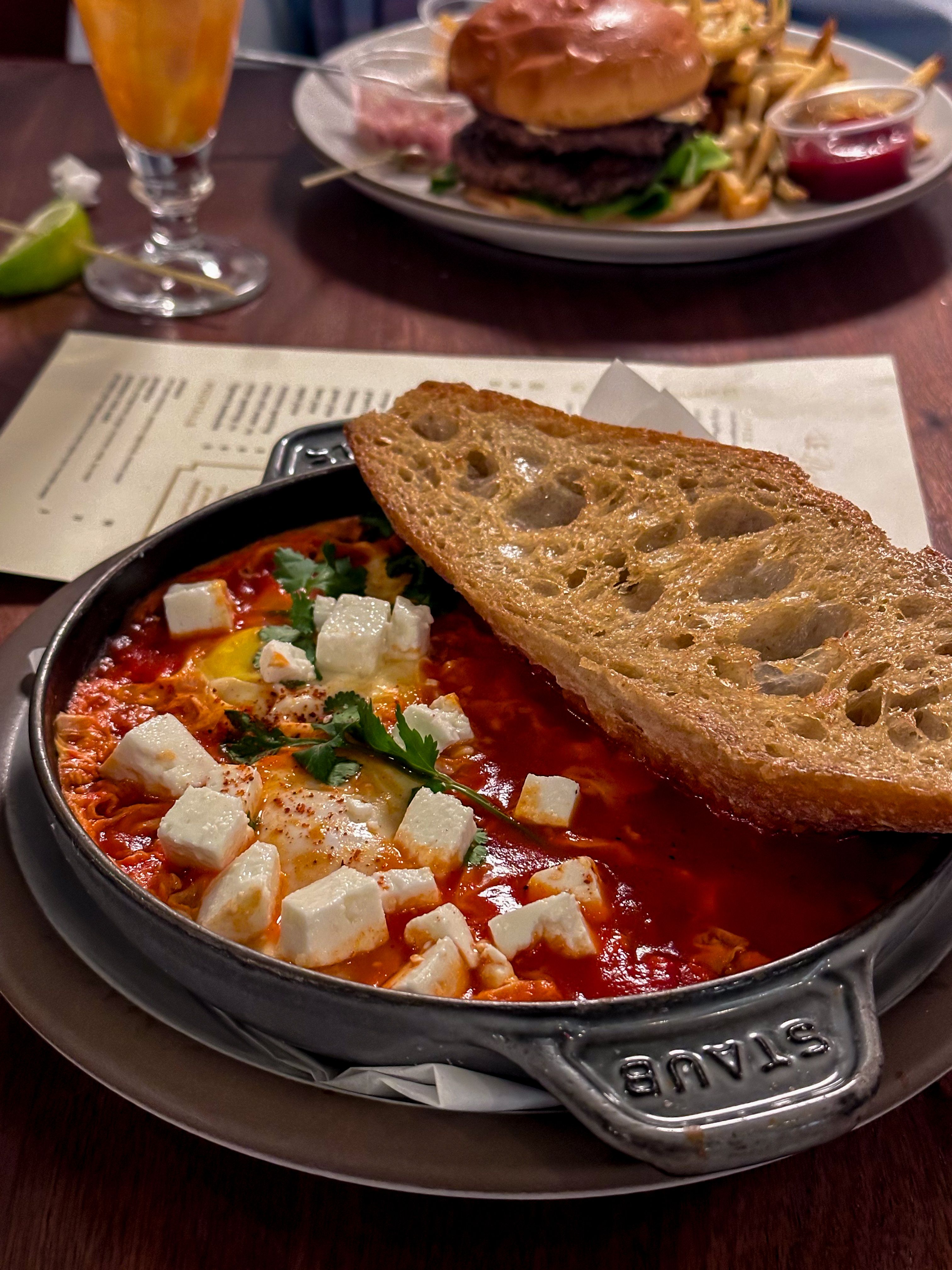Gratis Primo piano di shakshuka con feta e pane a lievitazione naturale su una tavola apparecchiata. Foto a disposizione
