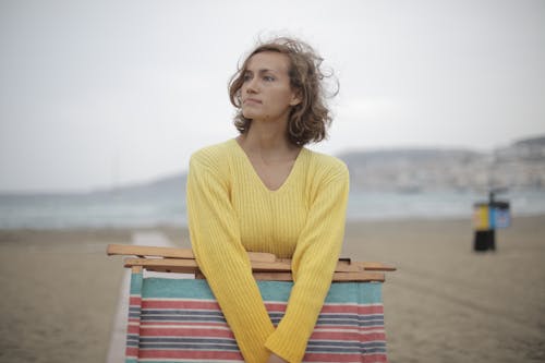 Mulher Turista Calma Com Cadeira De Praia Dobrada Sozinha Na Praia Em Tempo Nublado