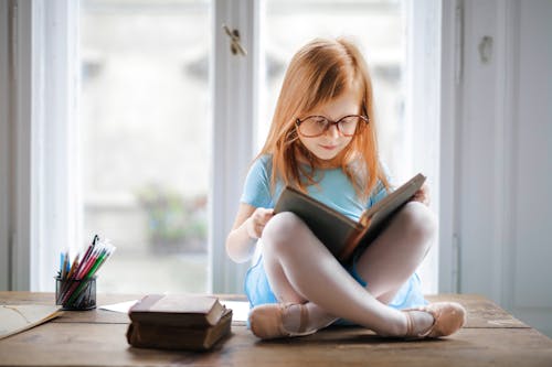 Foto Des Mädchens, Das Buch Liest