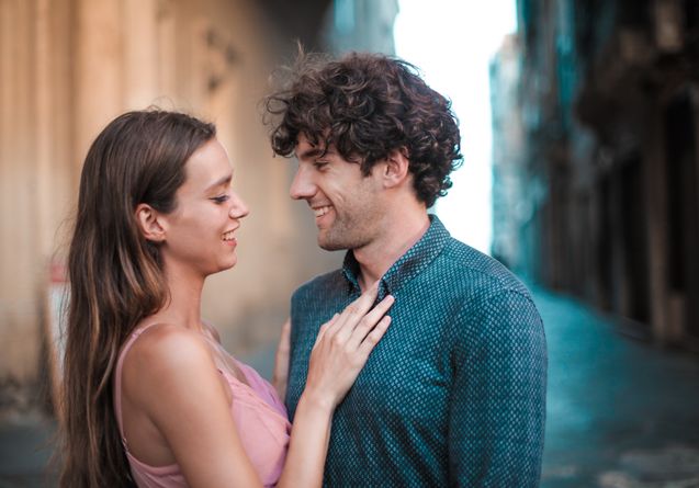 Online dating: starting a conversation on a niche platform