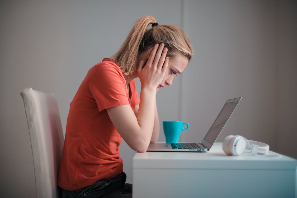 grátis Jovem Mulher Problemática Usando Laptop Em Casa Foto profissional