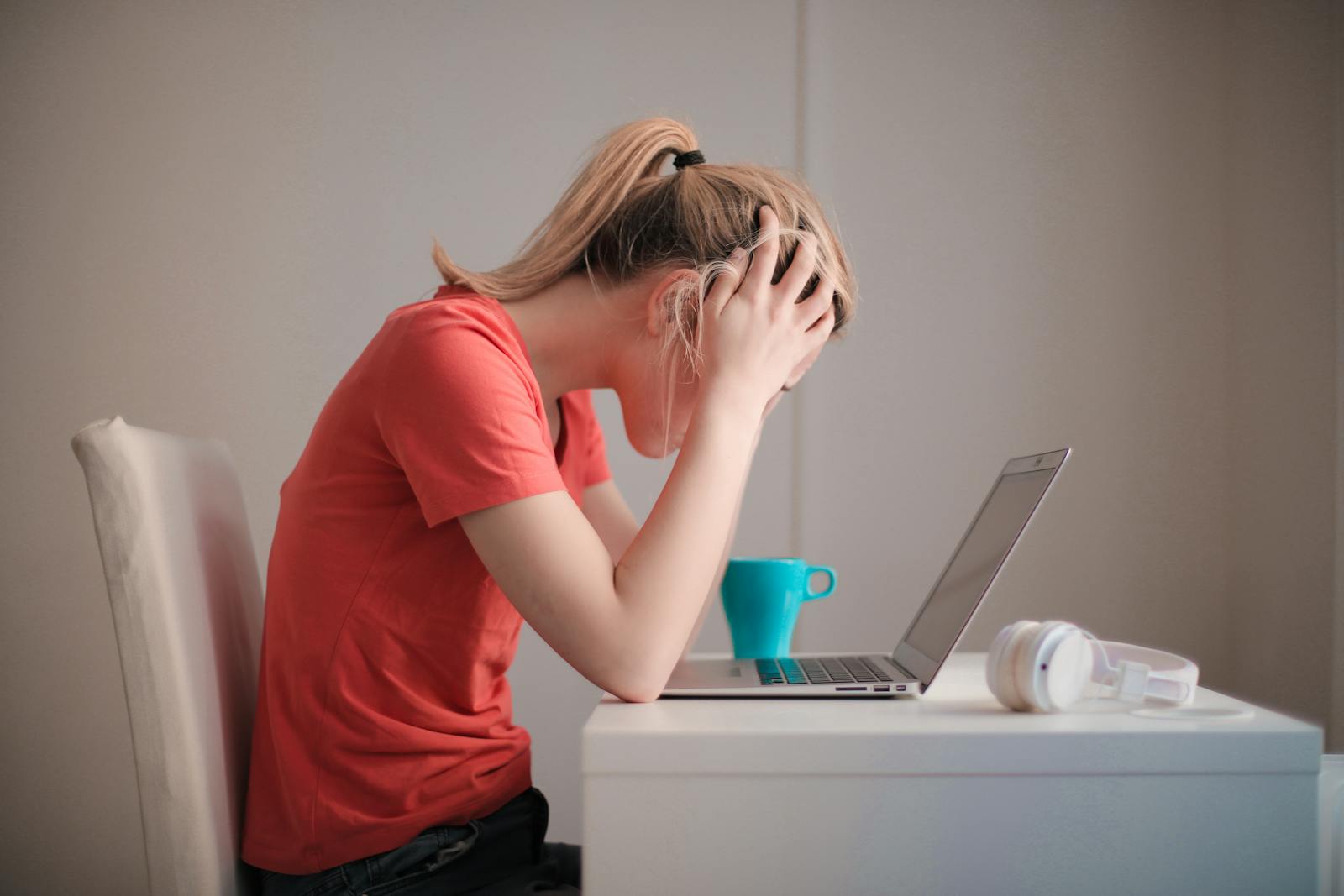 étudiant fatigué et en manque de sommeil
