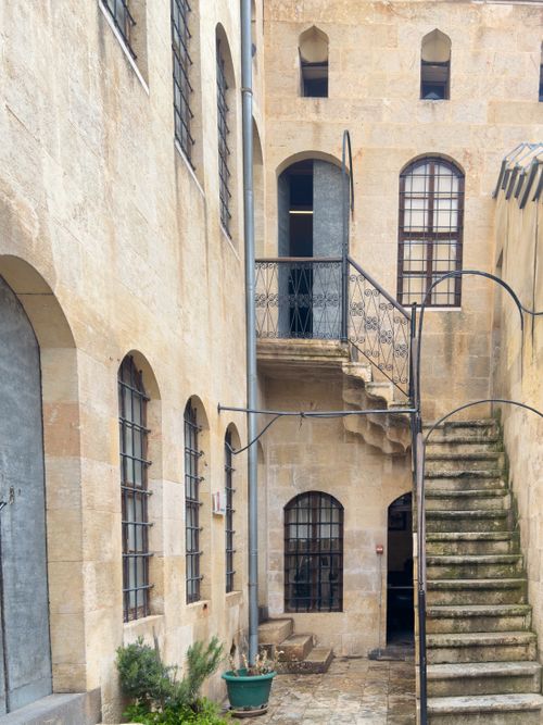 Free Charming historic stone courtyard with staircase in Gaziantep, Türkiye, showcasing rustic architecture. Stock Photo