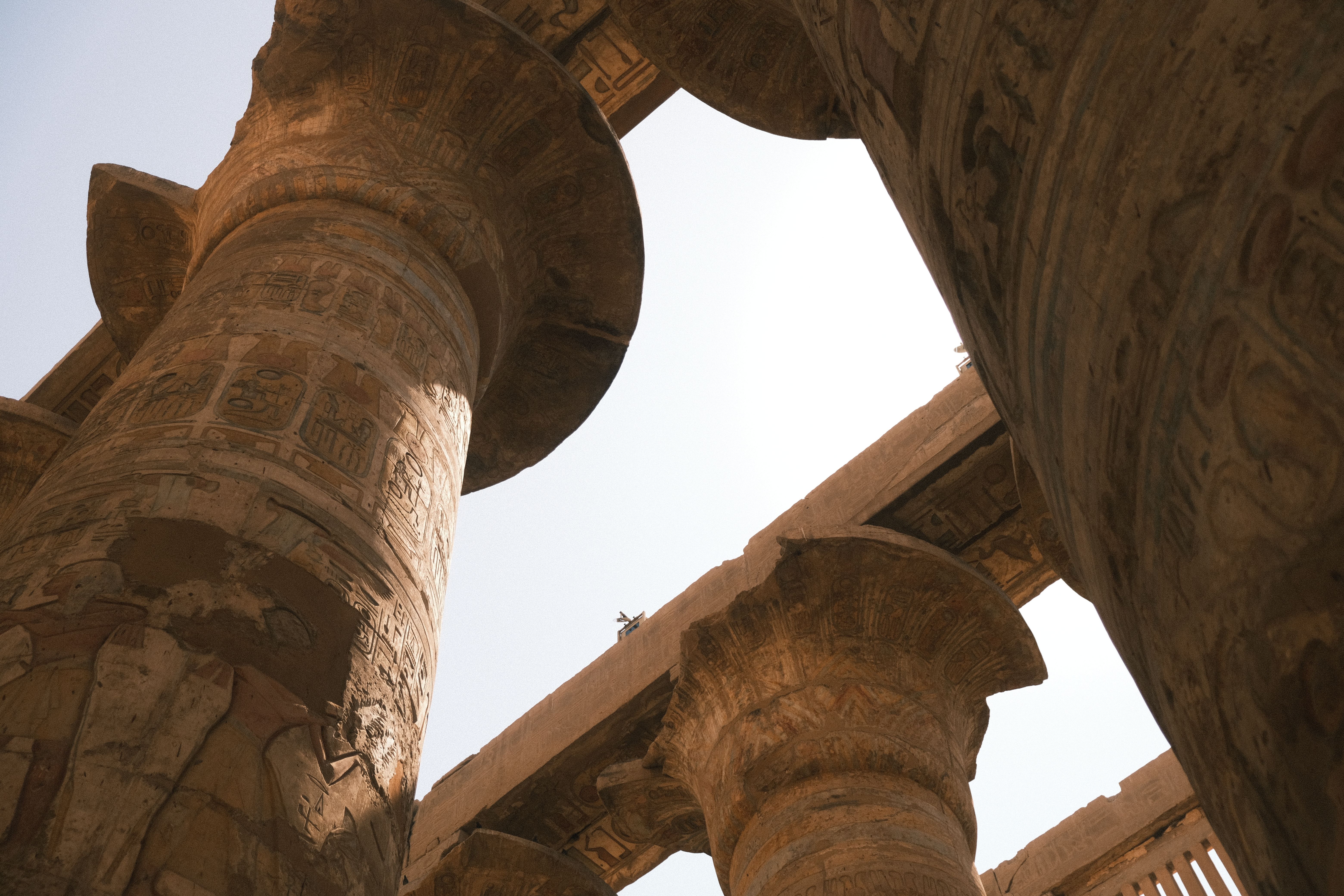 Explorez la grandeur des anciennes colonnes du temple de Karnak à Louxor, en Égypte, qui témoignent de la richesse de l'architecture égyptienne.