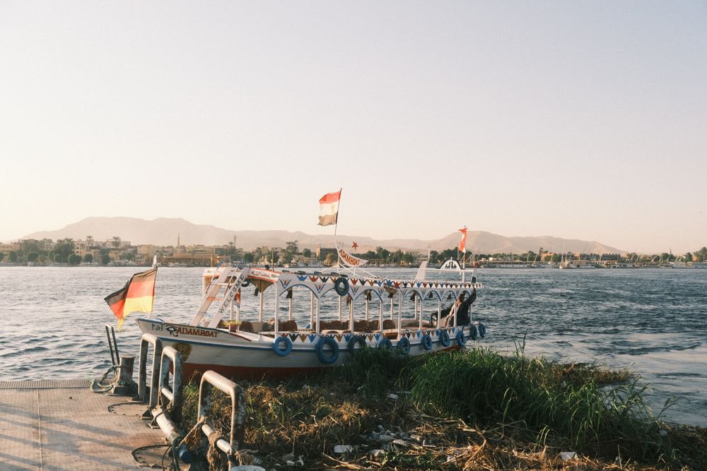 Barco decorado atracado en el Nilo al atardecer