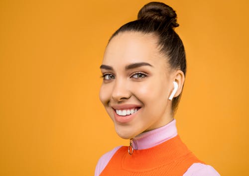 Femme élégante Souriante Sur Fond Orange