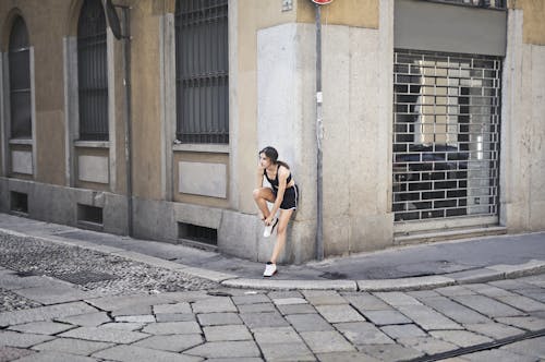 女運動員在城市訓練期間綁鞋帶