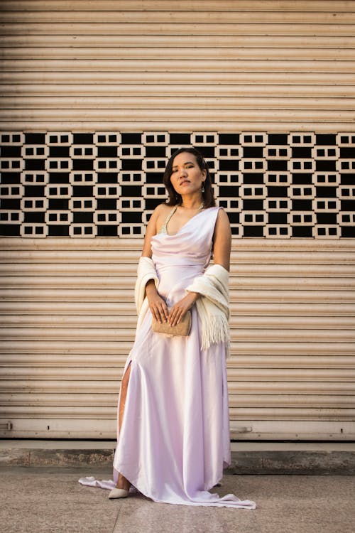 Kapının önünde Duran şık Kolsuz Elbiseli Kadın Fotoğrafı