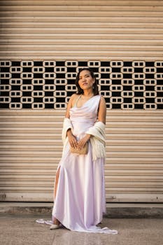 在印度，一位身着薰衣草连衣裙的时尚女子在图案背景前摆姿势