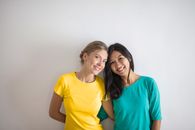 两个女人在室内微笑着，享受着友谊、幸福和团聚的时光