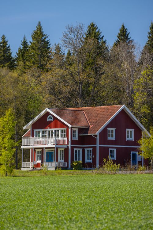 Charming Red Cottage in Swedish Countryside · Free Stock Photo