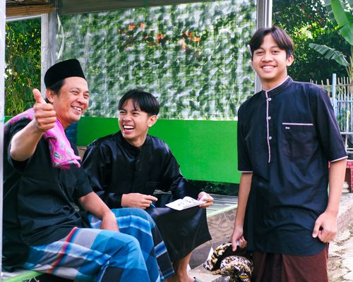 Free Three friends laughing and enjoying time together outdoors. Stock Photo