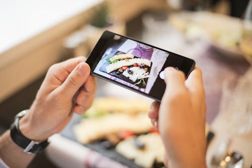 Foto Orang Mengambil Foto Makanan