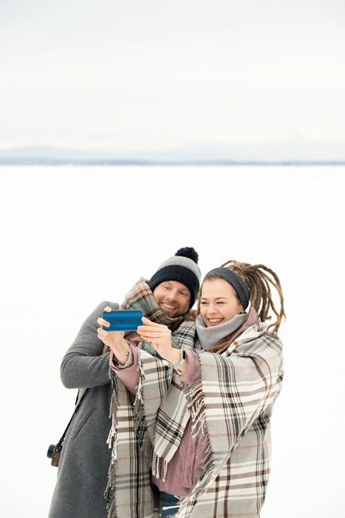 Homme Et Femme Prenant Un Selfie