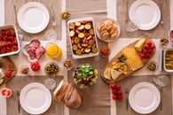 俯瞰早午餐桌，桌上摆满了各式奶酪、肉类和蔬菜