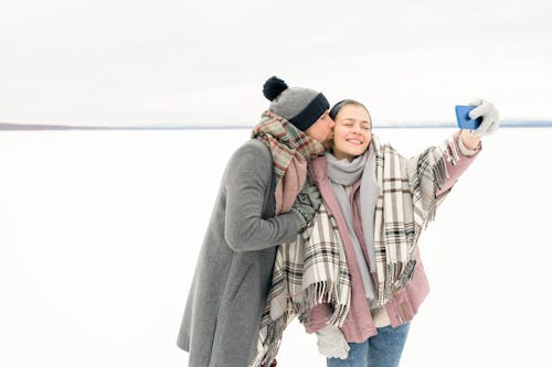 Uomo Che Bacia Donna Mentre Si Prende Un Selfie