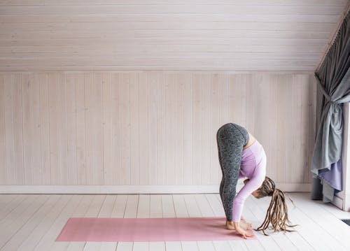 Free Femme Faisant Une Pose De Yoga Stock Photo