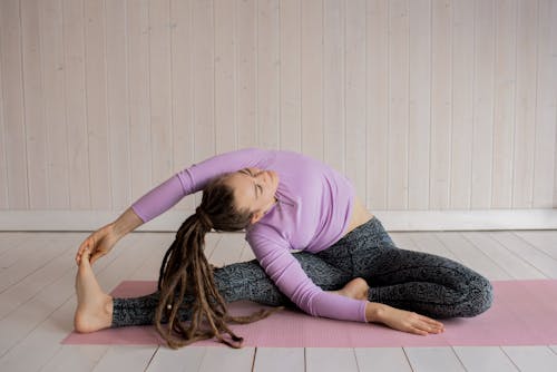 Frau, Die Eine Yoga Pose Tut