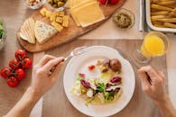 这份配有沙拉、奶酪和橙汁的午餐菜肴充满活力，非常适合健康膳食