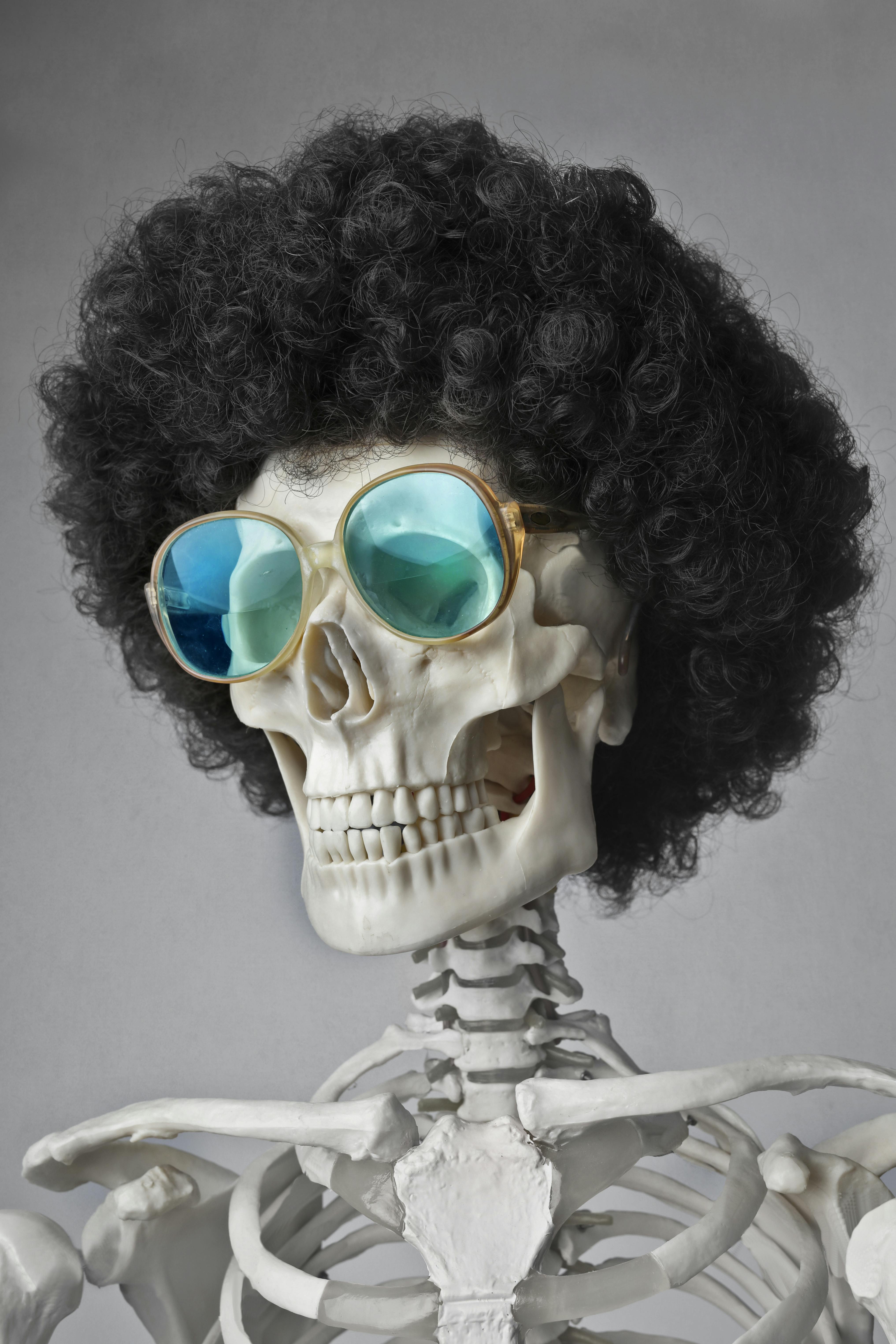 Foto De Retrato De Un Esqueleto Con Gafas De Sol Y Peluca · Foto de stock  gratuita