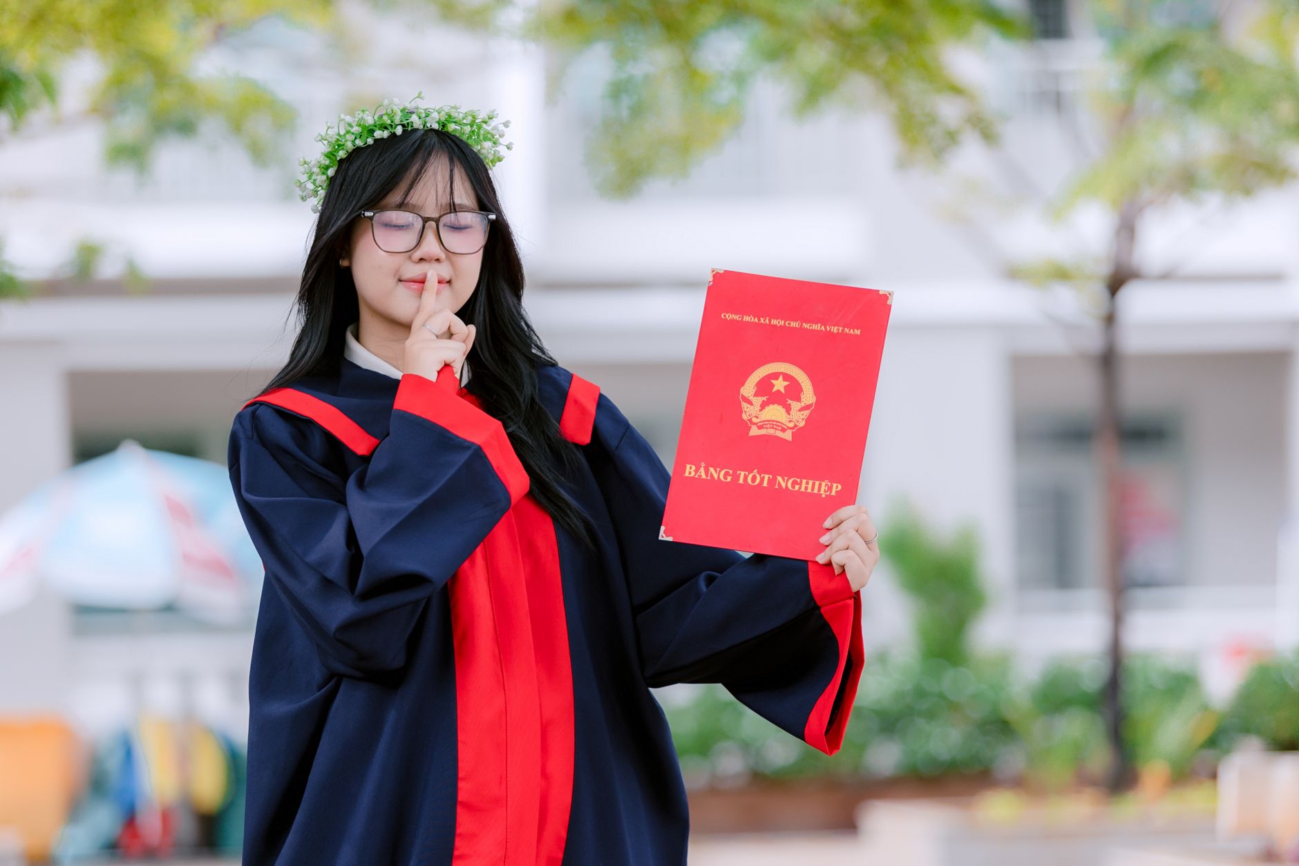 Hồ sơ vụ án và biên bản tịch thu đặt cạnh máy tính trong văn phòng điều tra yên tĩnh