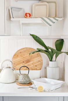 现代厨房的柜台上摆放着茶壶和新鲜柠檬，营造出舒适的氛围