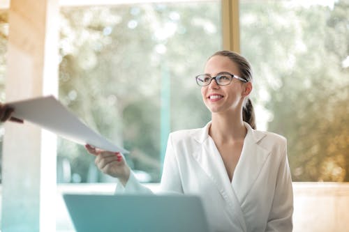 Mulher De Negócios Positiva Cuidando Da Papelada No Escritório