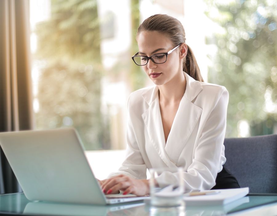Berufstätige Frau lernt KI-Weiterbildung am Laptop