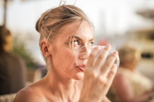 無料 水を飲む女性の写真 写真素材
