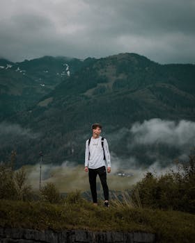 徒步旅行者站在奥地利米特西尔的雾气中