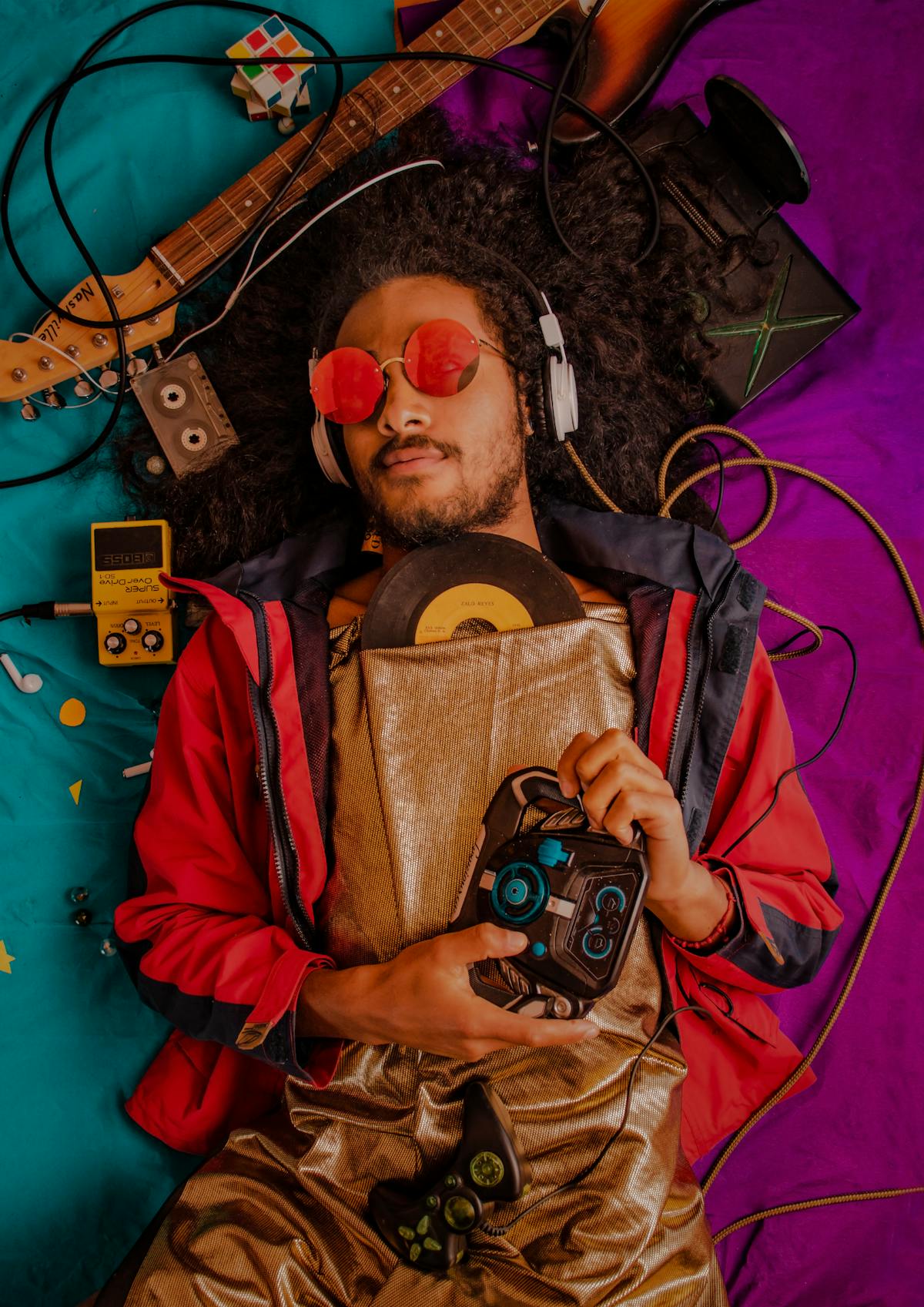 Mulher acordando com luz solar natural