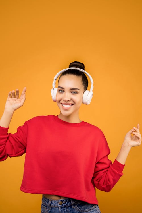 Headphone Putih Dipakai Oleh Wanita Muda