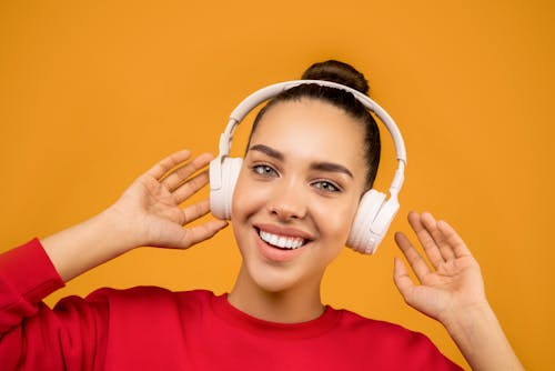 Foto De Mujer Con Auriculares Blancos