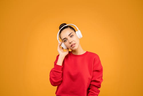 Foto Wanita Memakai Baju Merah