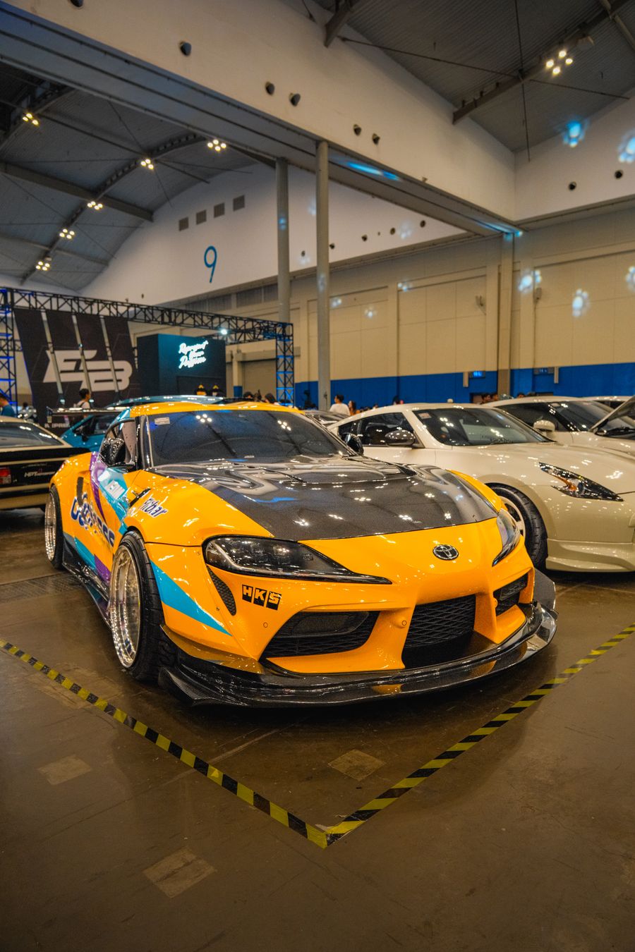 Automobile mise en valeur lors d'une exposition professionnelle
