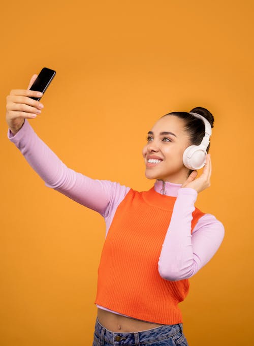 Foto Della Donna Che Tiene Il Telefono Cellulare