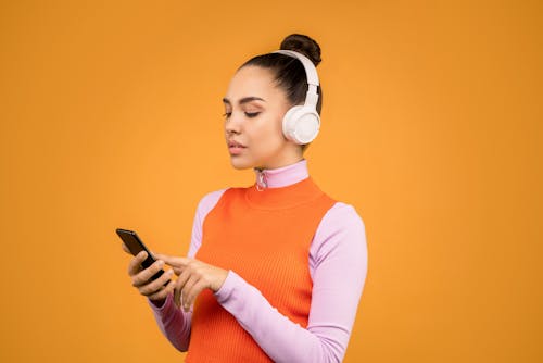 Vrouw In Oranje En Roze Shirt Met Lange Mouwen Met Zwarte Smartphone