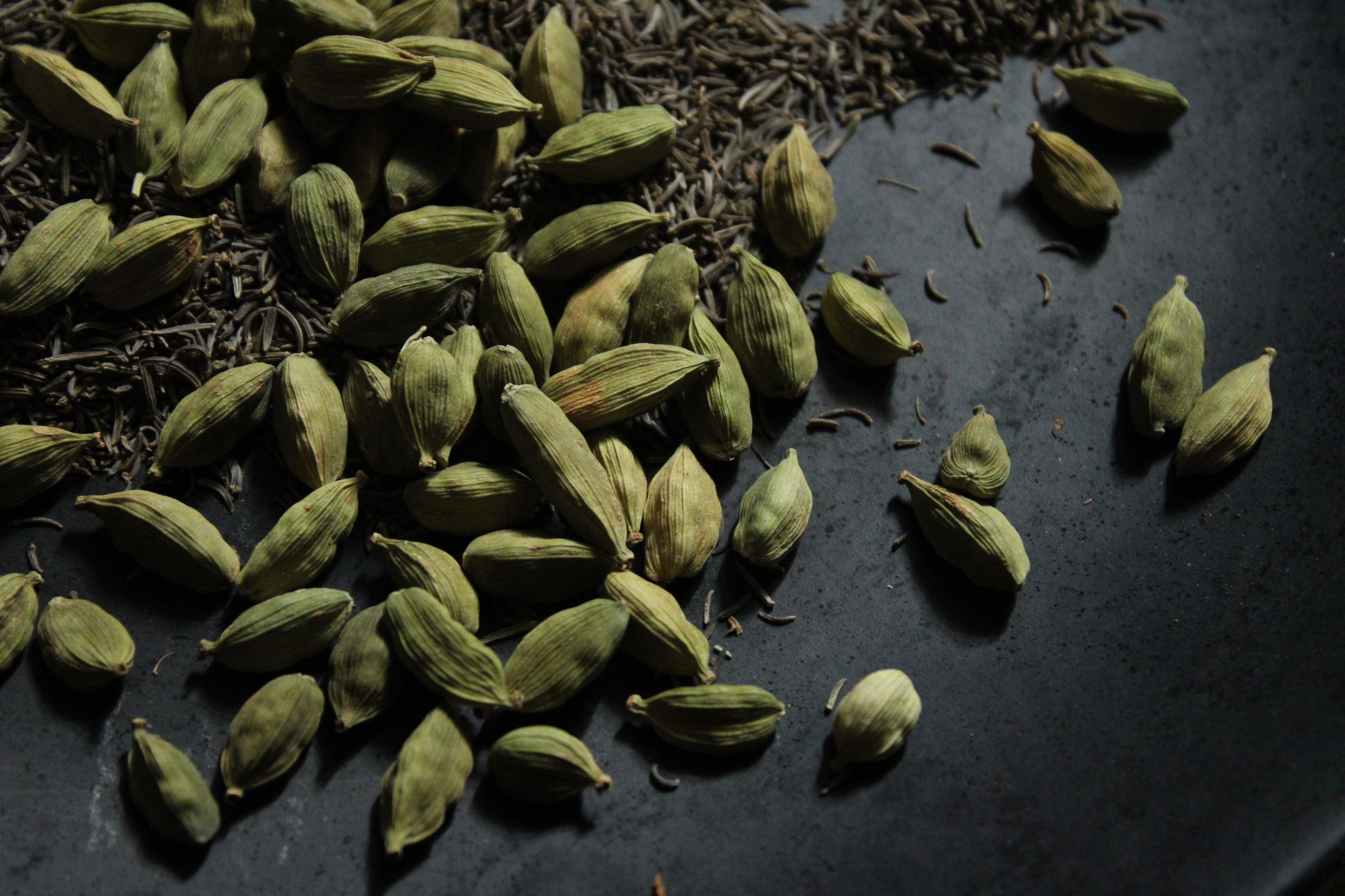 Dattes et café (kahwa) à la cardamome.