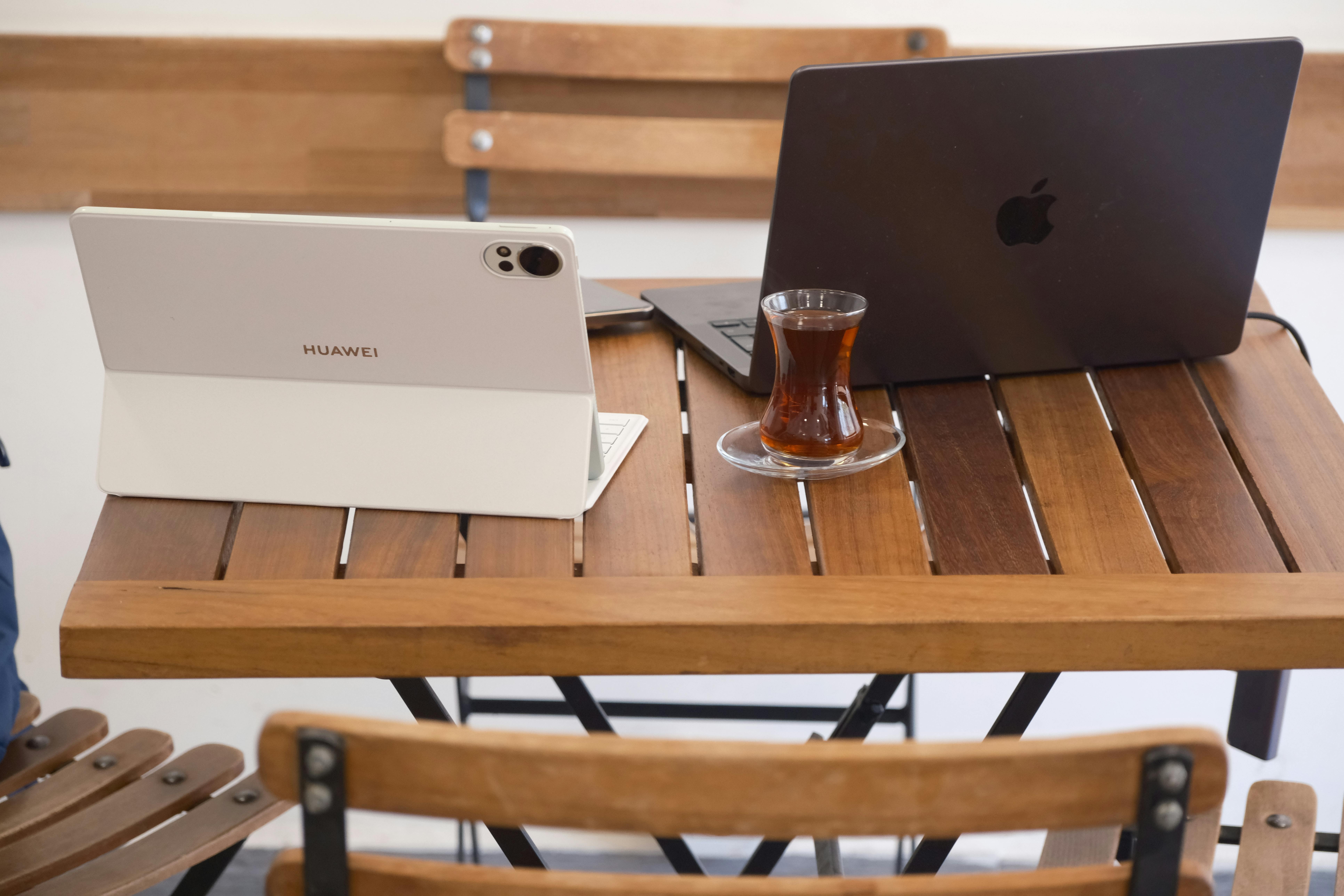 laptop digital nomad lisbon cafe