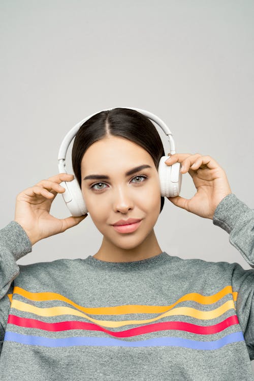 Foto Wanita Mengenakan Headphone Putih